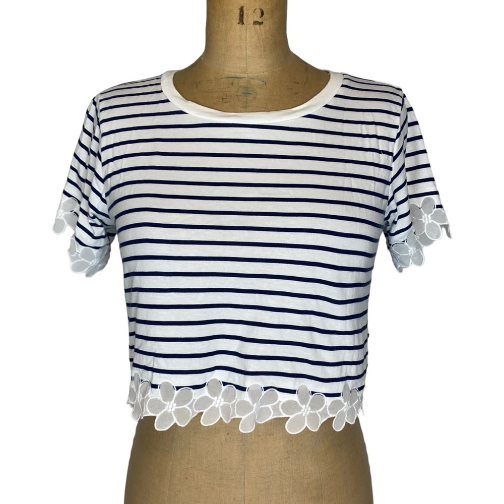 TopShop Petite Navy/White Floral Lace Cropped Tee Size 4